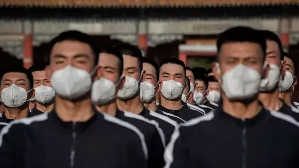 Soldats chinois en uniformes de sport